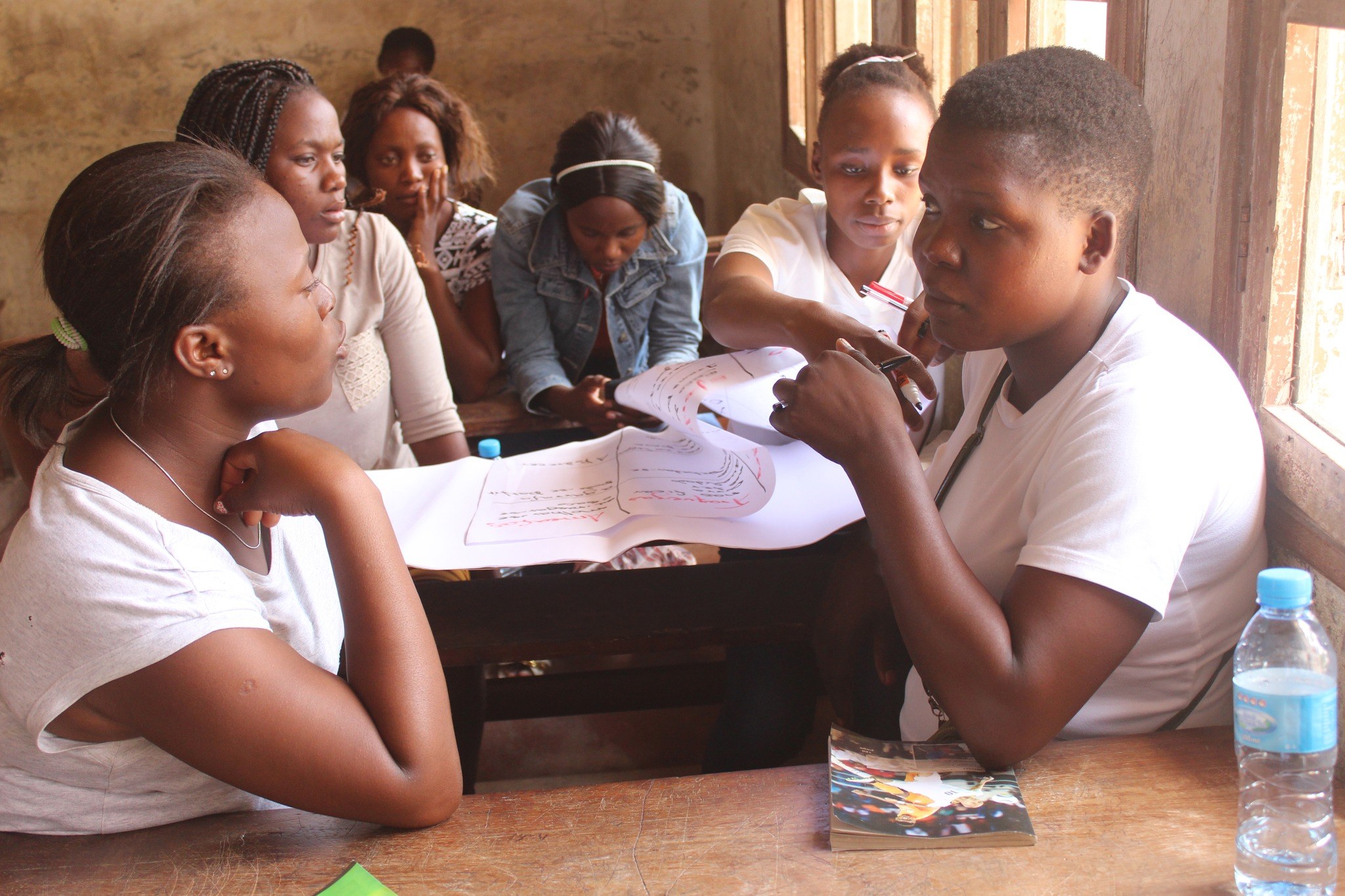 A AMDEC está a capacitar a 60 raparigas e mulheres jovens vulneráveis, do distrito de Magude, em habilidades e conhecimentos necessários paro desenvolvimento de actividades geradoras de renda, visando o seu empoderamento econômico e a melhoria das condições de vida. A acção insere-se no projeto “Fortalecer as redes comunitárias para erradicar as uniões prematuras no Distrito de Magude”.  Espera-se que, com os treinamentos, as beneficiárias, com idades entre os 15 e 24 anos, possam ter a capacidade de: identificar oportunidades de negócio em suas comunidades; gerir suas finanças de forma responsável; promover e comercializar seus produtos ou serviços; criar e executar planos de negócios realistas e; comunicar-se eficazmente e trabalhar em equipa.  As raparigas são, ao todo, provenientes das localidades de Magude-Sede, Motaze, Maguiguane, Cuamula, Matchabe, Eduardo Mondlane, Heróis Moçambicanos e Ungubane, sendo 6 integrantes por comunidade. O grupo prioritário da iniciativa possui ênfase em: meninas ou jovens responsáveis por famílias; órfãs ou mães solteiras e; adolescentes que abandonaram a escola (que tenham habilidades para escrita e leitura).  O projeto, “Fortalecer as redes comunitárias para erradicar as uniões prematuras no Distrito de Magude”, implementado em parceria com a EnraizaDerechos, visa, entre vários objectivos, fortalecer as capacidades técnicas e económicas das rapariga em risco de abandono escolar, de modo a garantir a continuidade e permanência na escola, bem como reduzir o risco de uniões prematuras.